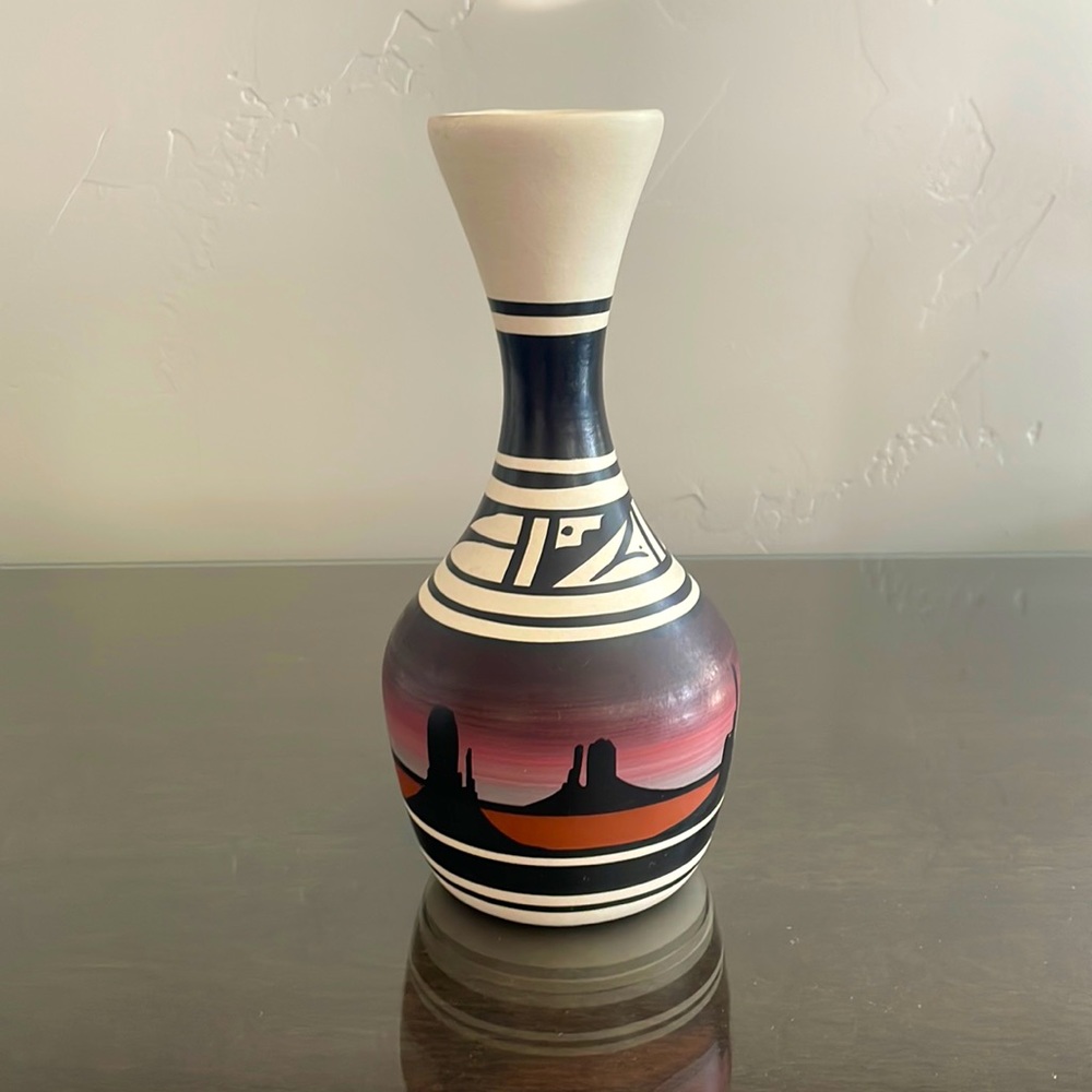 VINTAGE CEDAR MESA DESERT RAINBOW 3 1/2 X 8 BUD VASE -(11039)